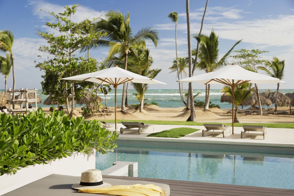 Excellence Club Beach Front Honeymoon Swim-up Suite + 20% OFF SPA