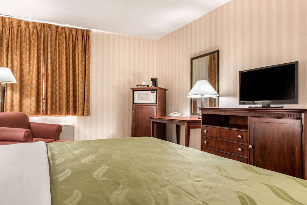 Standard Room, 1 King Bed, Non Smoking - Photo 5