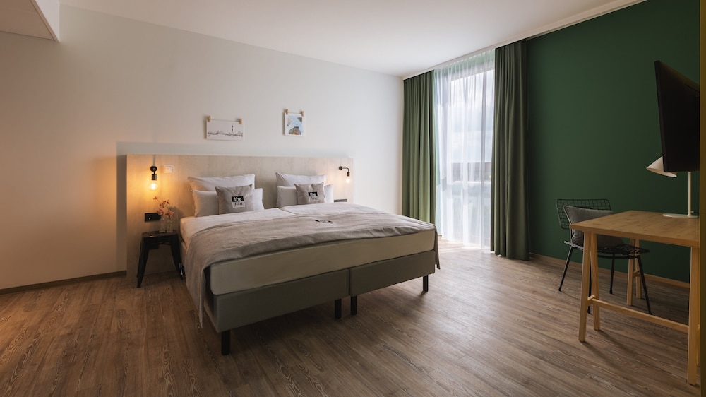 Standard Room, 1 Double Bed, Roll-in Shower photo 3