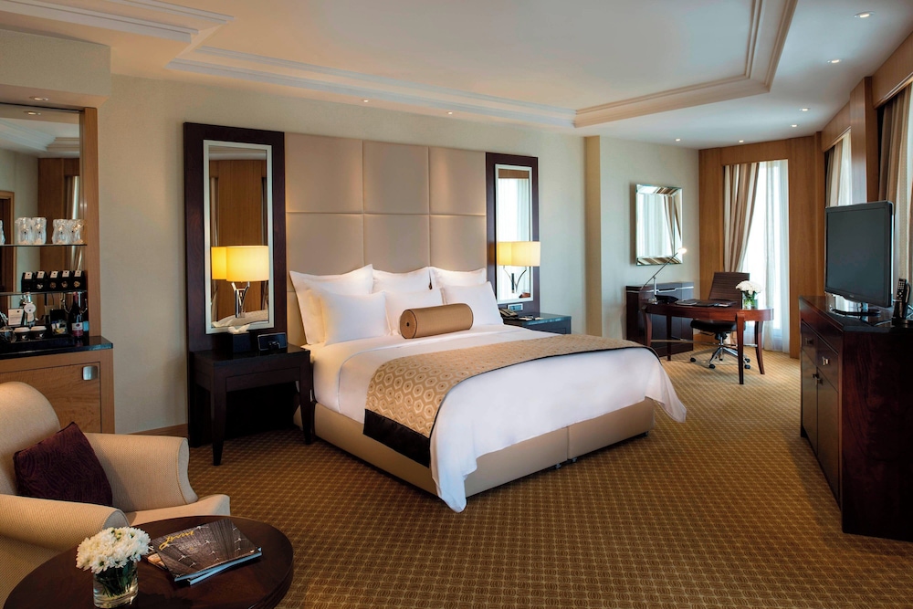 Executive Room, 1 King Bed, Smoking, City View - Photo 1