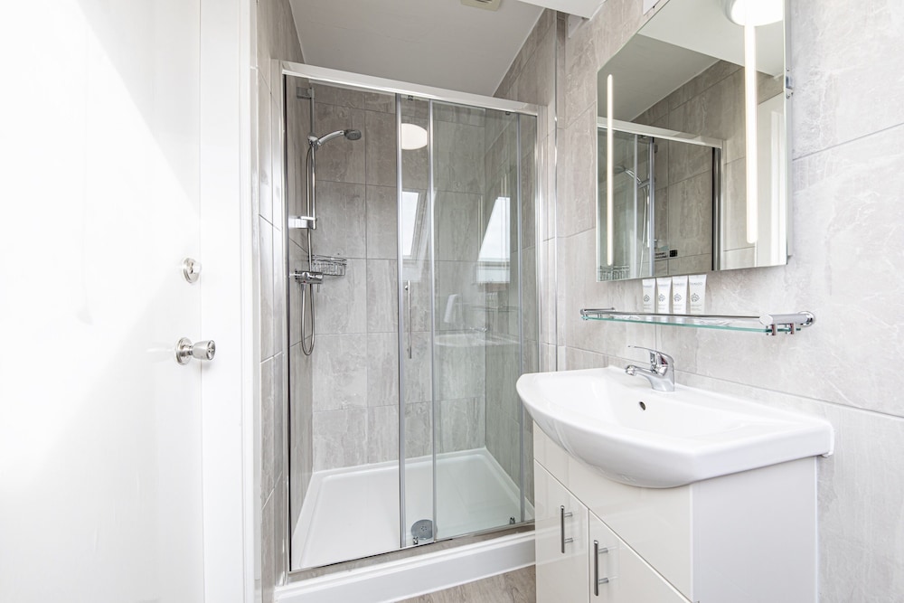 Twin Room - Photo 11