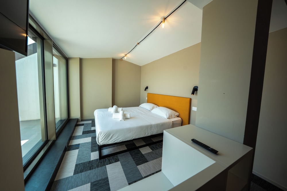 Suite, City View