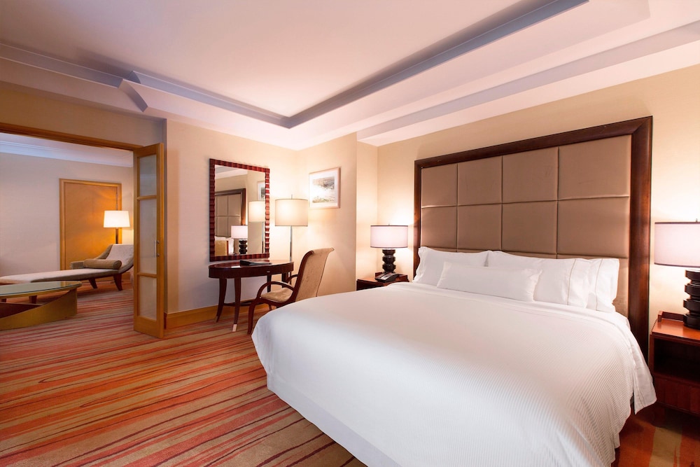 Executive Suite, 1 King Bed, City View, Poolside