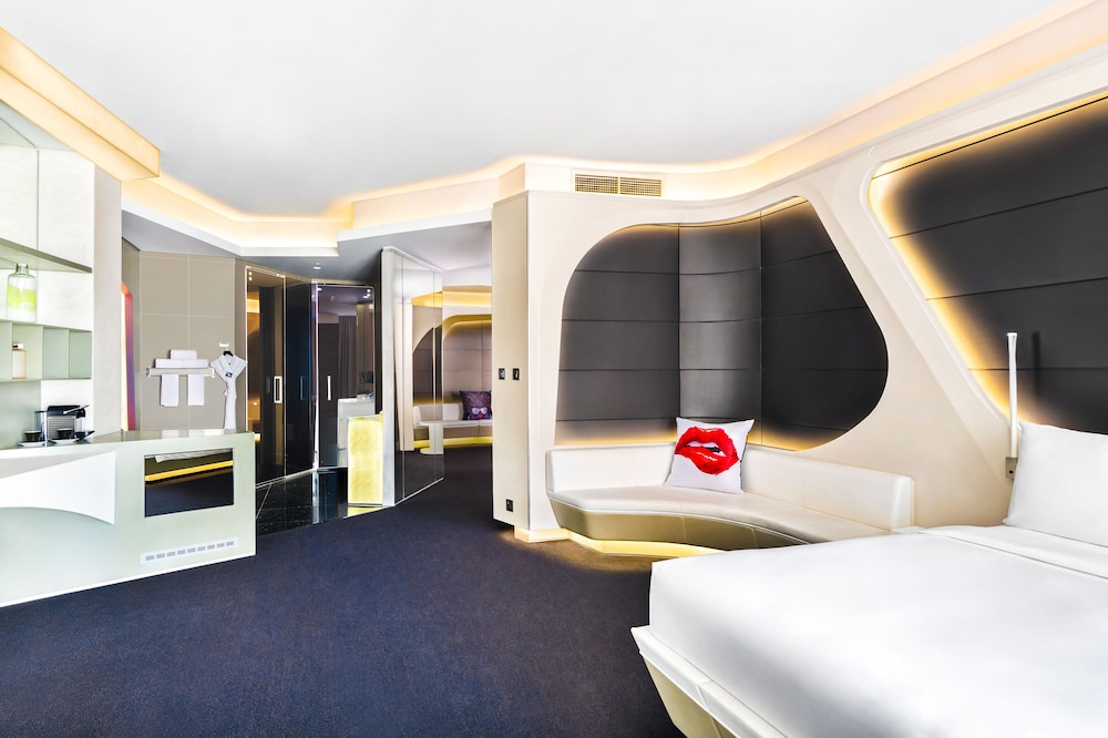 Deluxe Suite, 1 King Bed (Grand) thumbnail 5