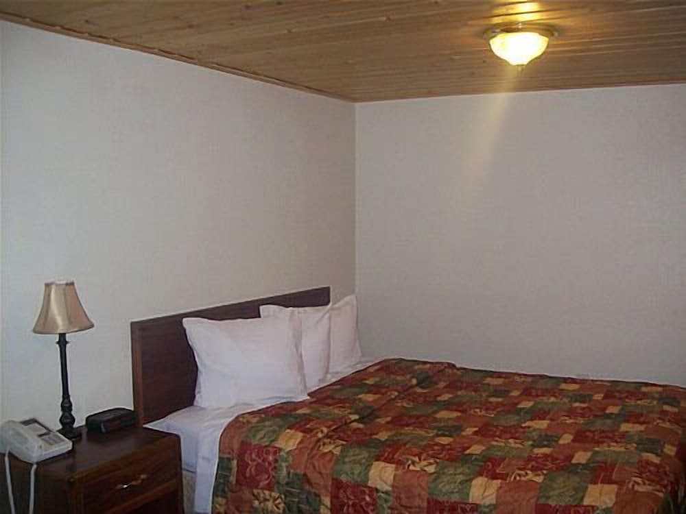 Economy Room, 1 Queen Bed, Private Bathroom
