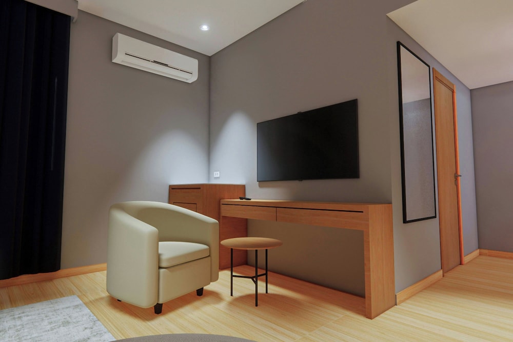 Deluxe Room, 1 King Bed, Balcony, Courtyard View