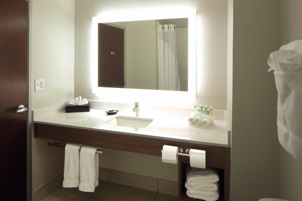 Standard Room, 2 Queen Beds - Photo 3
