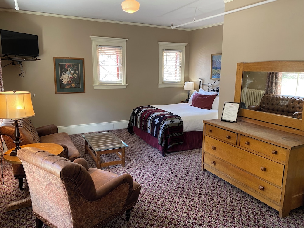 Deluxe Single Room, 1 Queen Bed, Mountain View photo 1