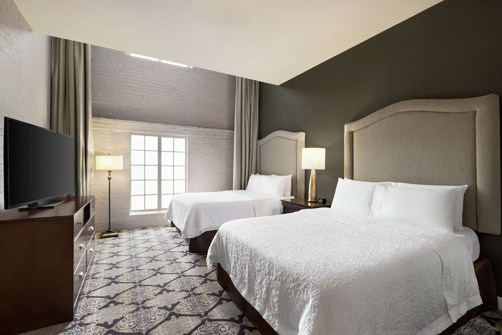 Suite, two queen beds, sofa bed, kitchen - Photo 1