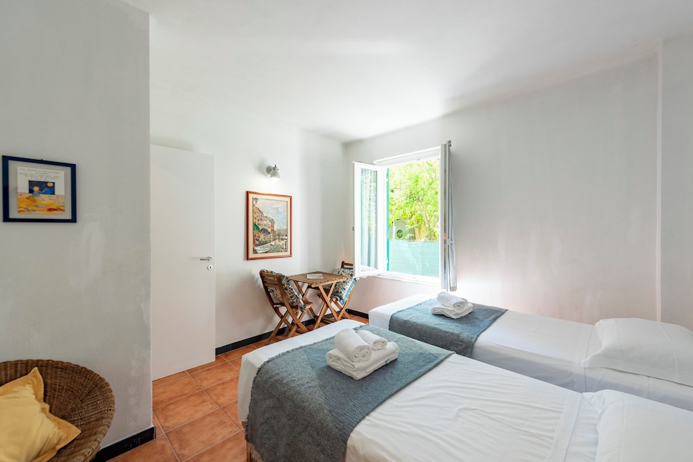 Family Apartment, Multiple Bedrooms (Yard Apartment Vernazza) photo 3