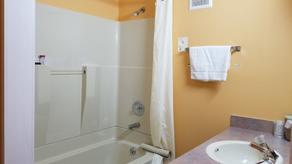 Basic Room, 1 Queen Bed photo 3