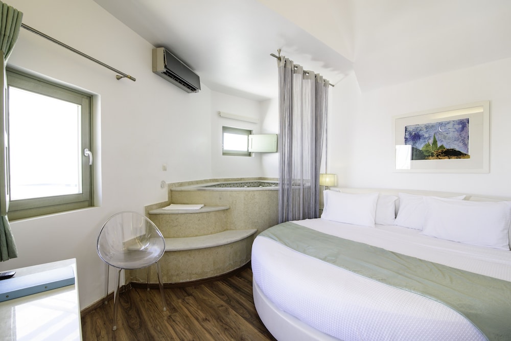 Honeymoon Suite, Jetted Tub - Photo 1