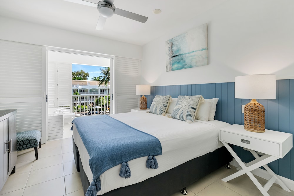 Poolview Two Bedroom Apartment with private rooftop spa