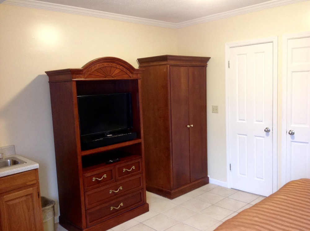 Suite, 1 Queen Bed, Jetted Tub photo 2