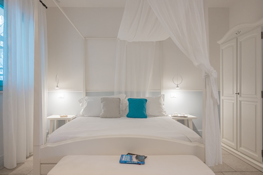 Deluxe Suite, Jetted Tub, Sea View photo 3