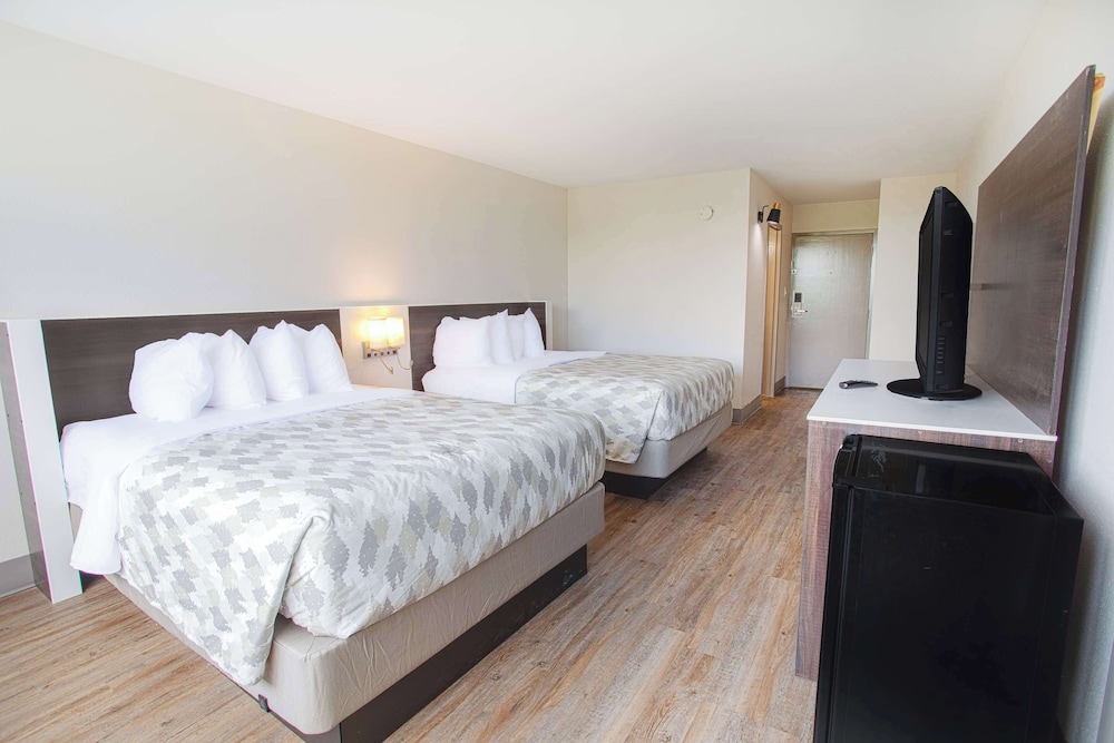 Deluxe Room, 2 Queen Beds, Non Smoking - Photo 1