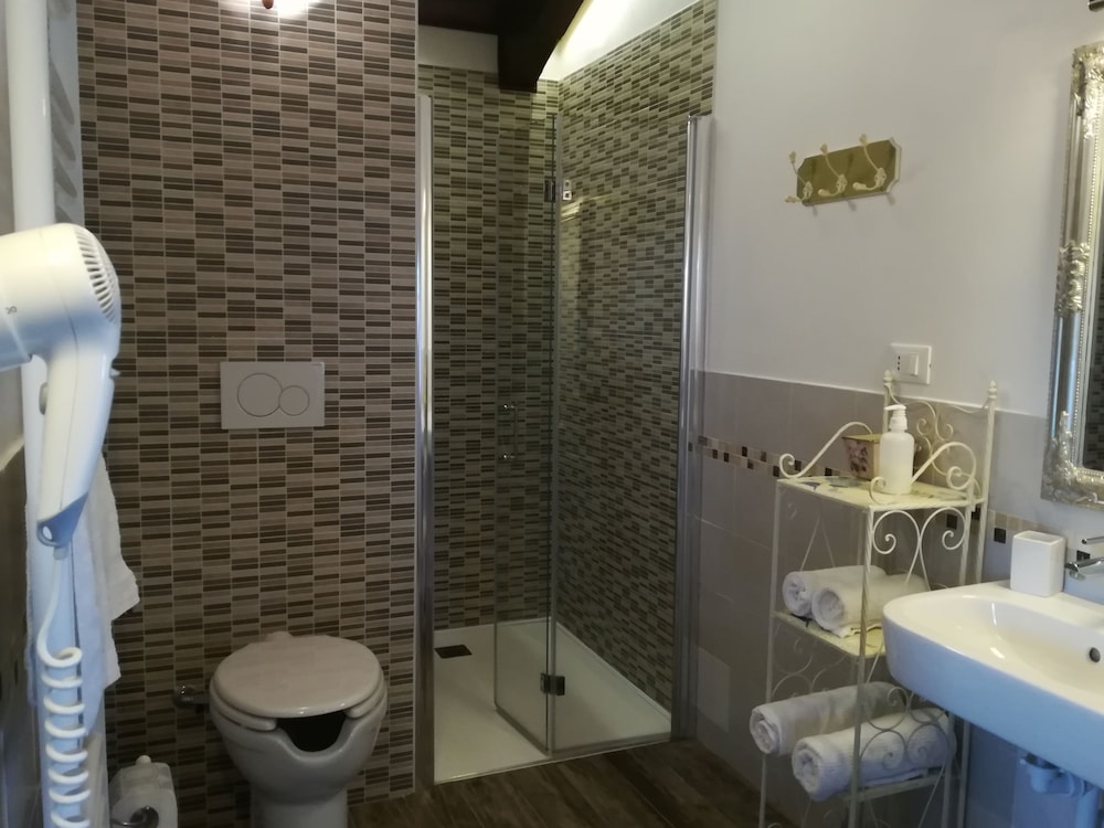 Family Room, Non Smoking - ENTRY WITH CODE AND KEYPAD AND ONLINE CHECK-IN - Photo 5
