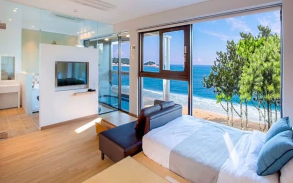 Poolvilla 202 (Cold - KRW 30,000 Warm - KRW 50,000)