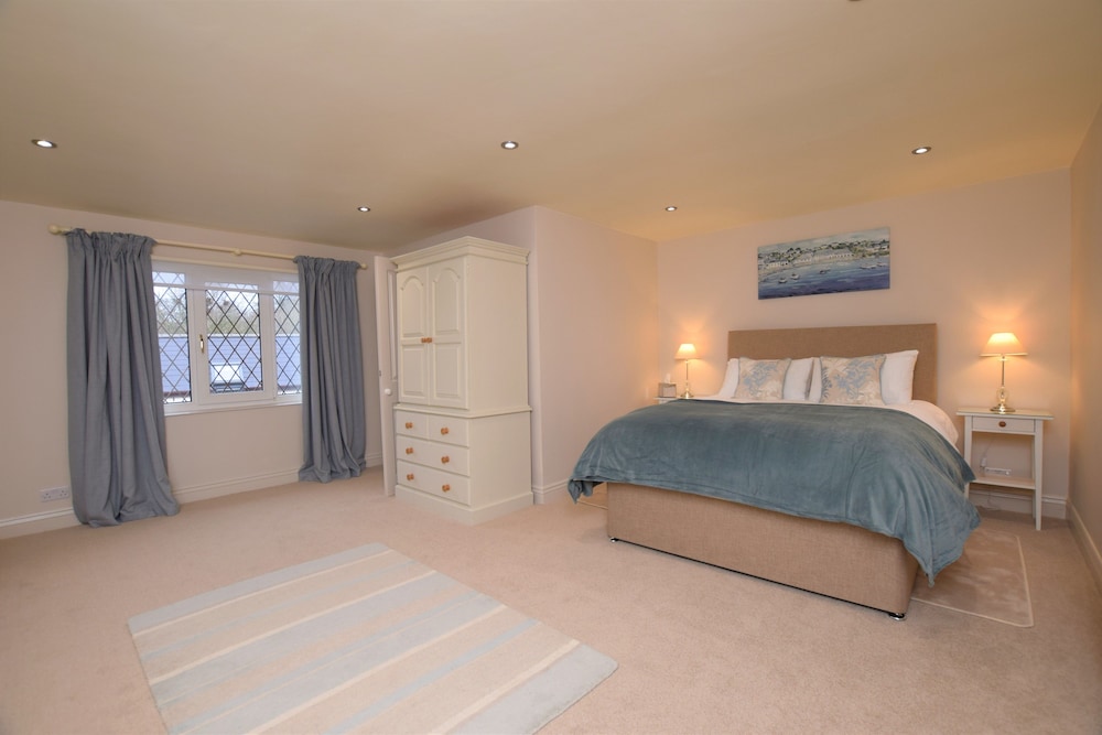 The Devonshire 1 King Bed with Sofa bed
