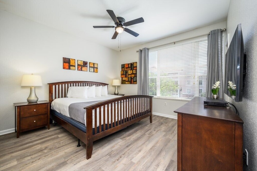 Apartment (Beautiful Family Townhome, Near The P)