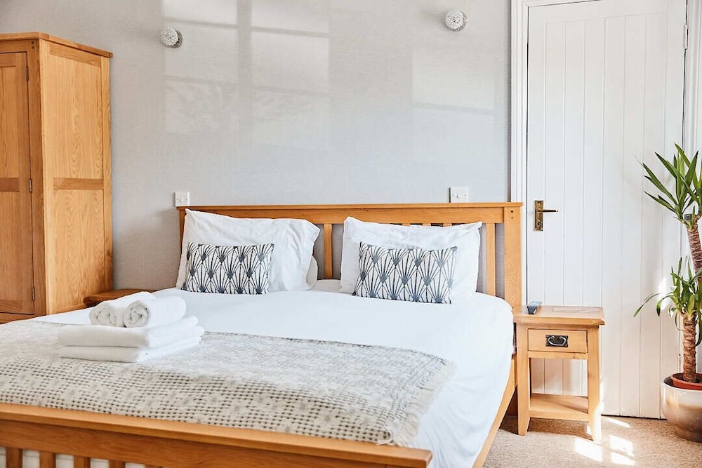 Deluxe Double Room, Ensuite - Photo 2