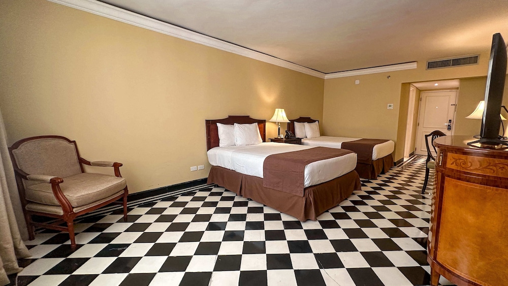 Standard Double Room, 2 Queen Beds - Photo 3