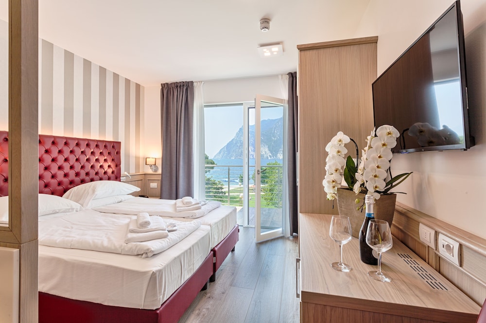 Deluxe Double or Twin Room, Balcony, Lake View photo 1