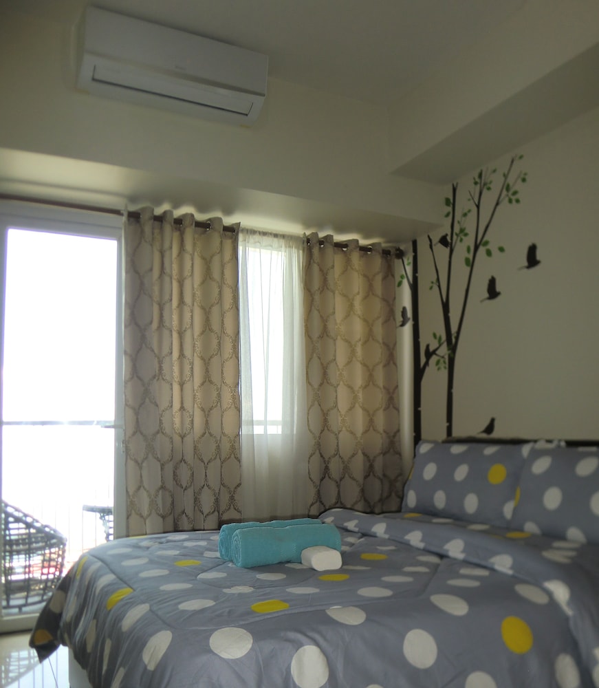Standard Condo, Lake View