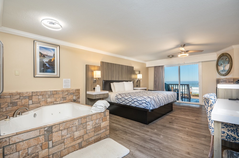 Deluxe Room, 1 King Bed, Jetted Tub, Oceanfront