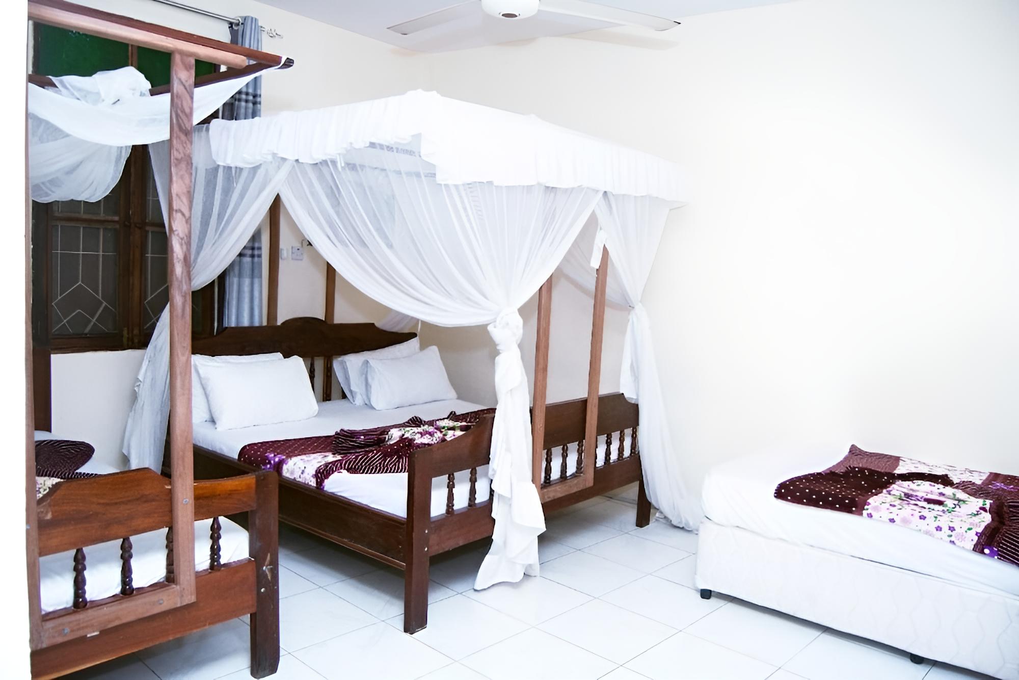 Basic Quadruple Room photo 2