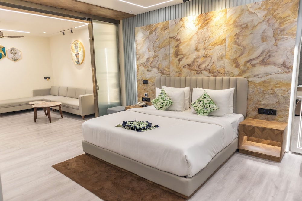 Presidential Suite, 1 King Bed with Sofa bed, Accessible Bathtub, Housekeeping