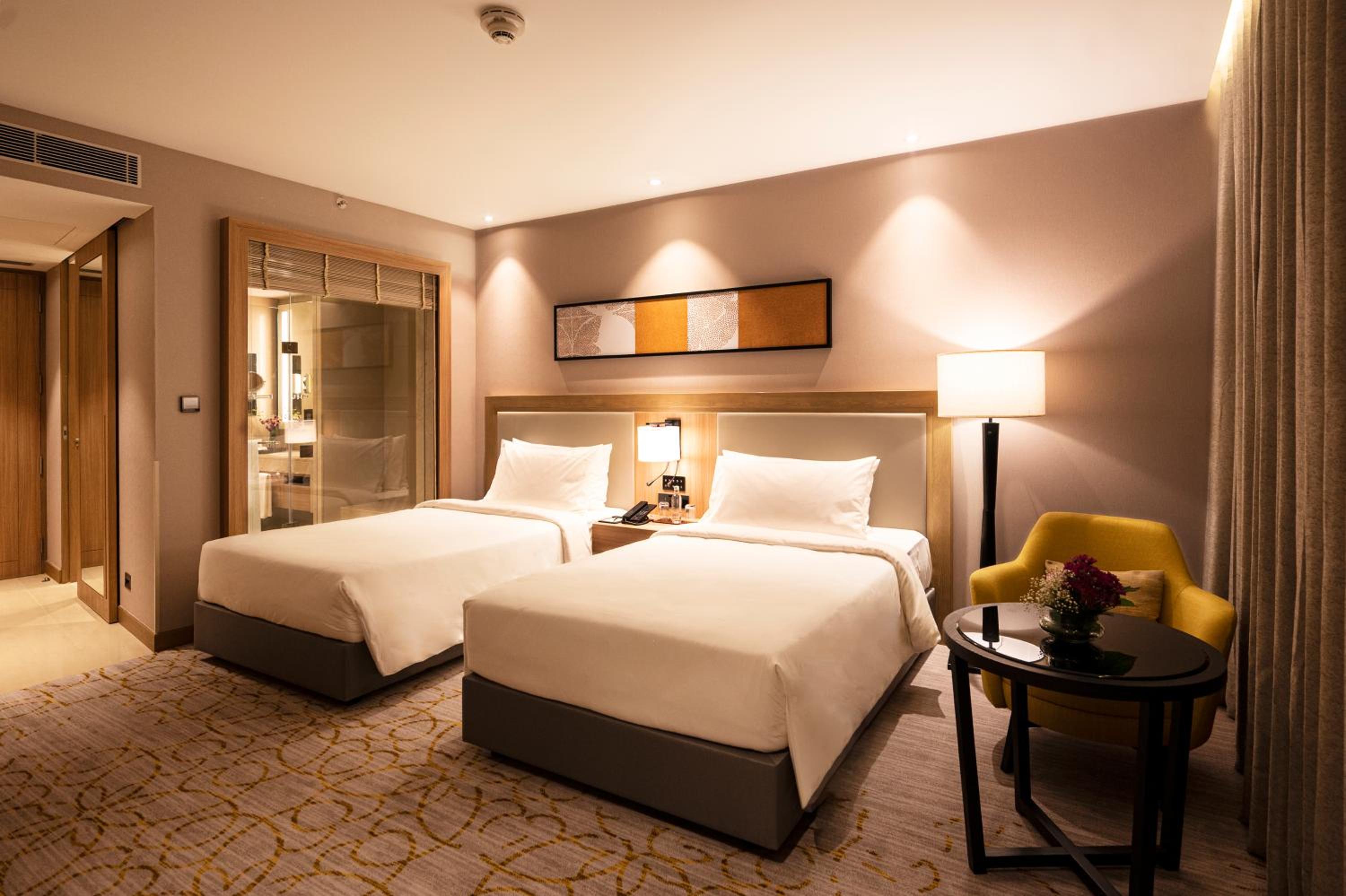 Superior Twin Room with City View - Photo 3