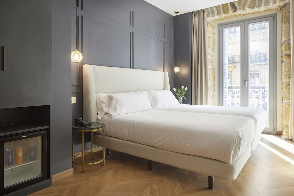 Superior Double or Twin Room, City View - Photo 7