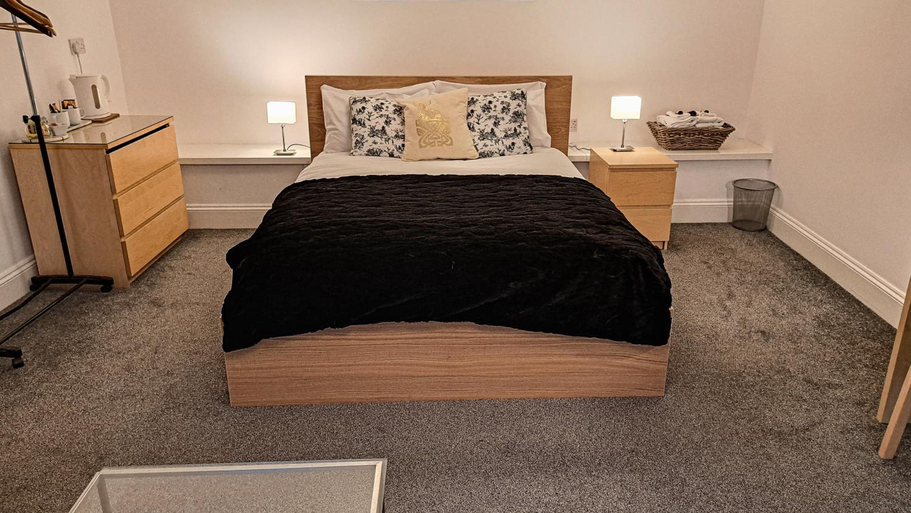 Double Room with Private Bathroom - Photo 14
