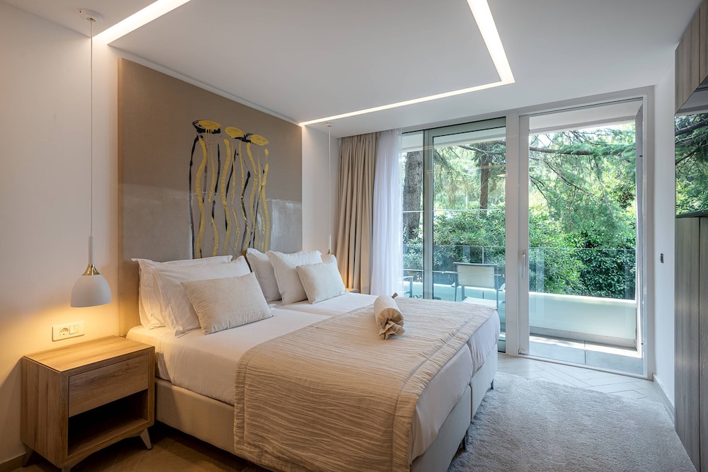 Gold Room with balcony or terrace