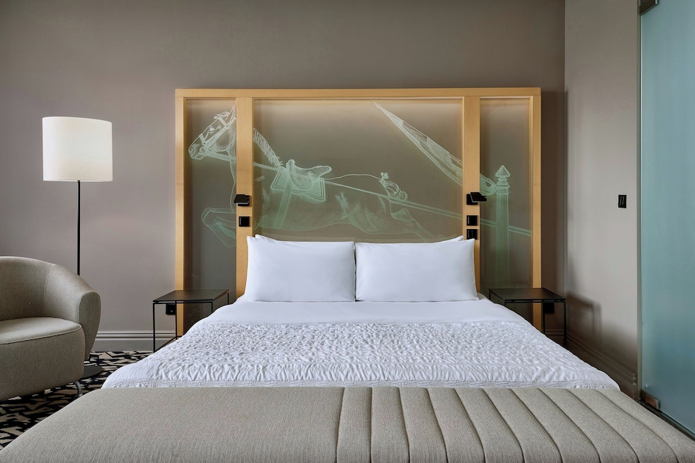 Deluxe Room, 1 King Bed photo 1