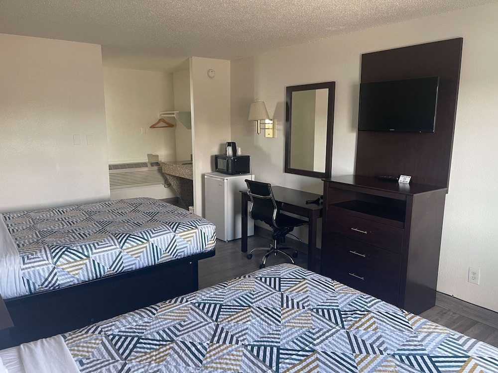 Deluxe Room, 2 Queen Beds, Non Smoking, Refrigerator & Microwave photo 3