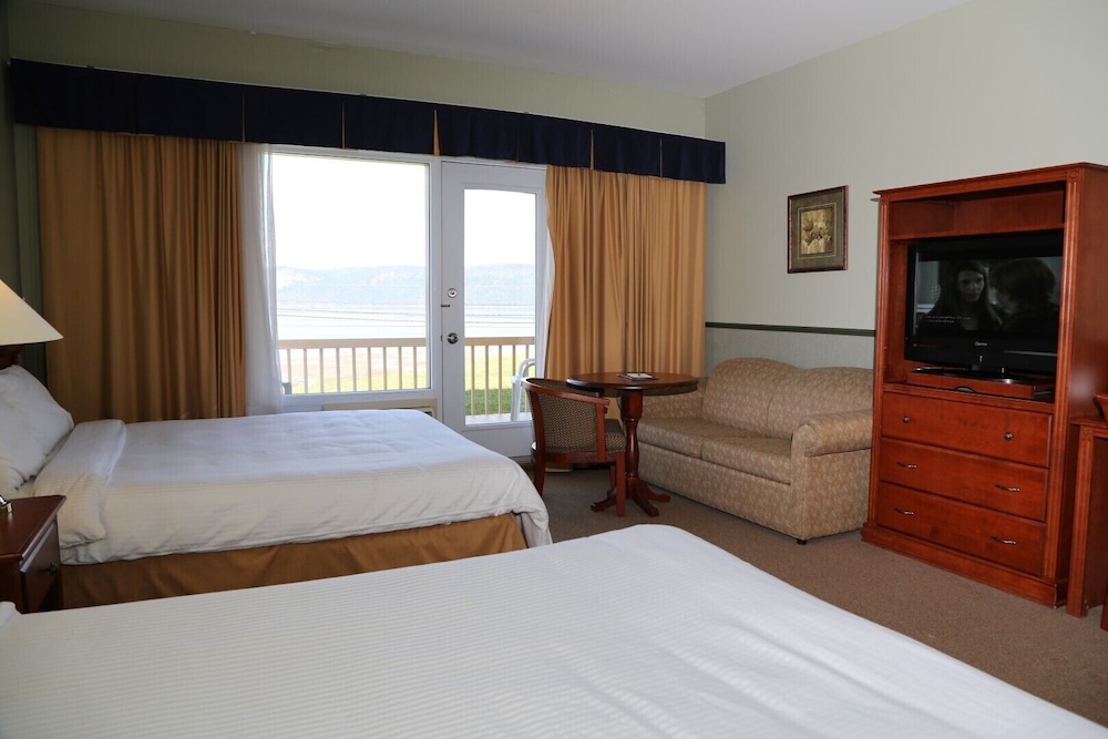Superior Room, 2 Queen Beds and 1 Sofa Bed (River view) photo 1