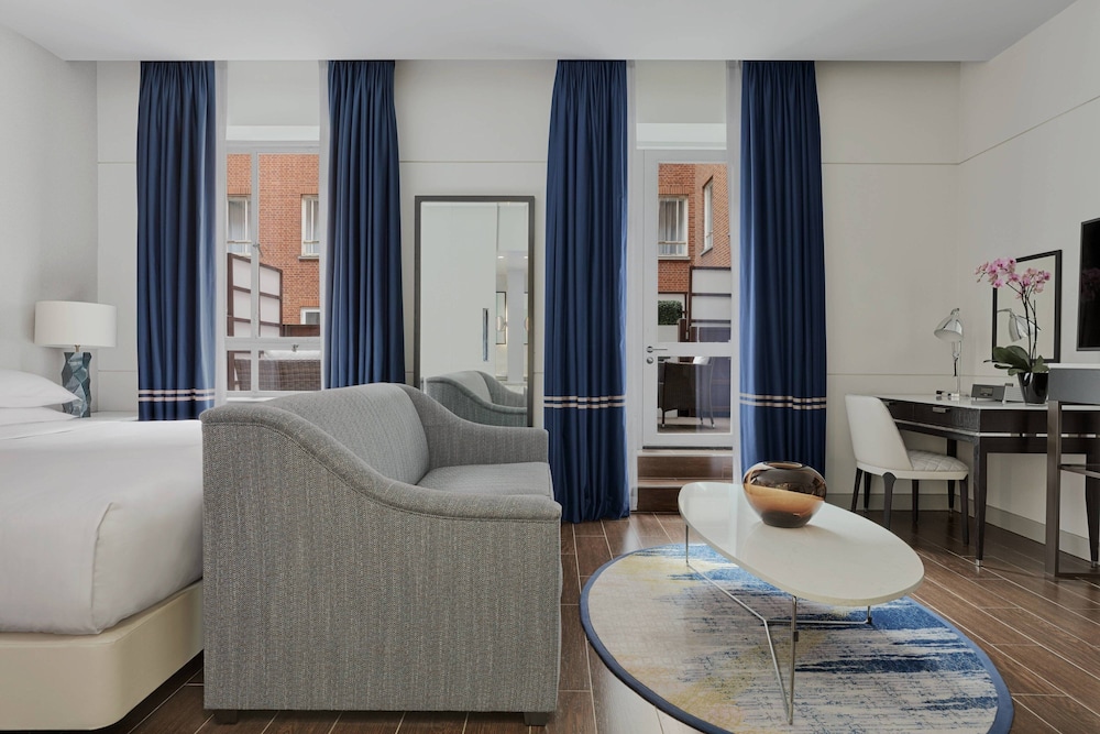 Junior Suite, 1 King Bed, Balcony thumbnail 6