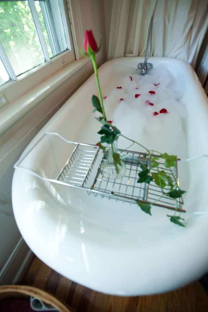 Comfort Room, 1 Queen Bed, Ensuite (Rose Room) photo 3