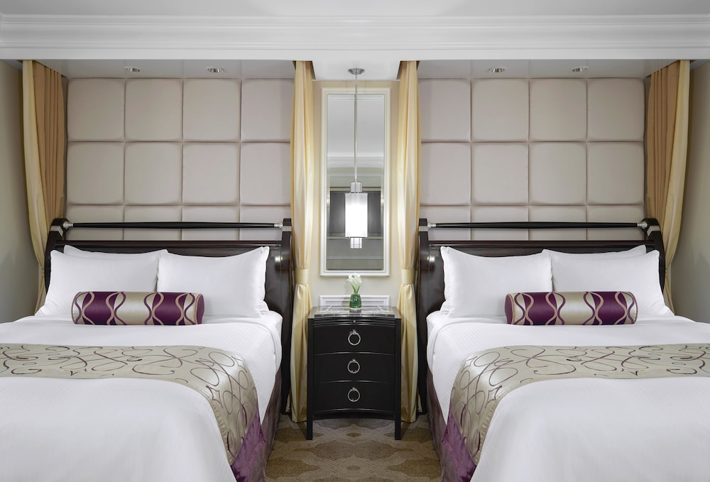 Newly Remodeled Luxury Two Queen Suite with Prestige Club Lounge Access - Photo 10
