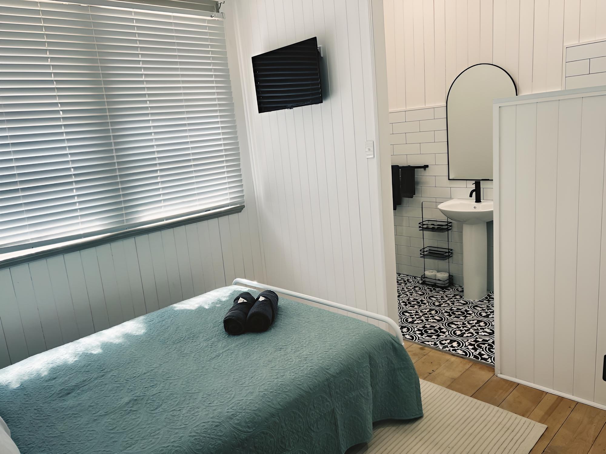 Business Room, 1 Queen Bed, Non Smoking, Ensuite photo 2