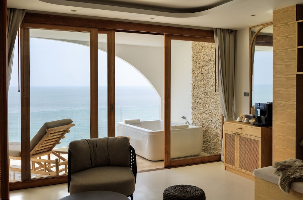Executive Suite - Photo 17