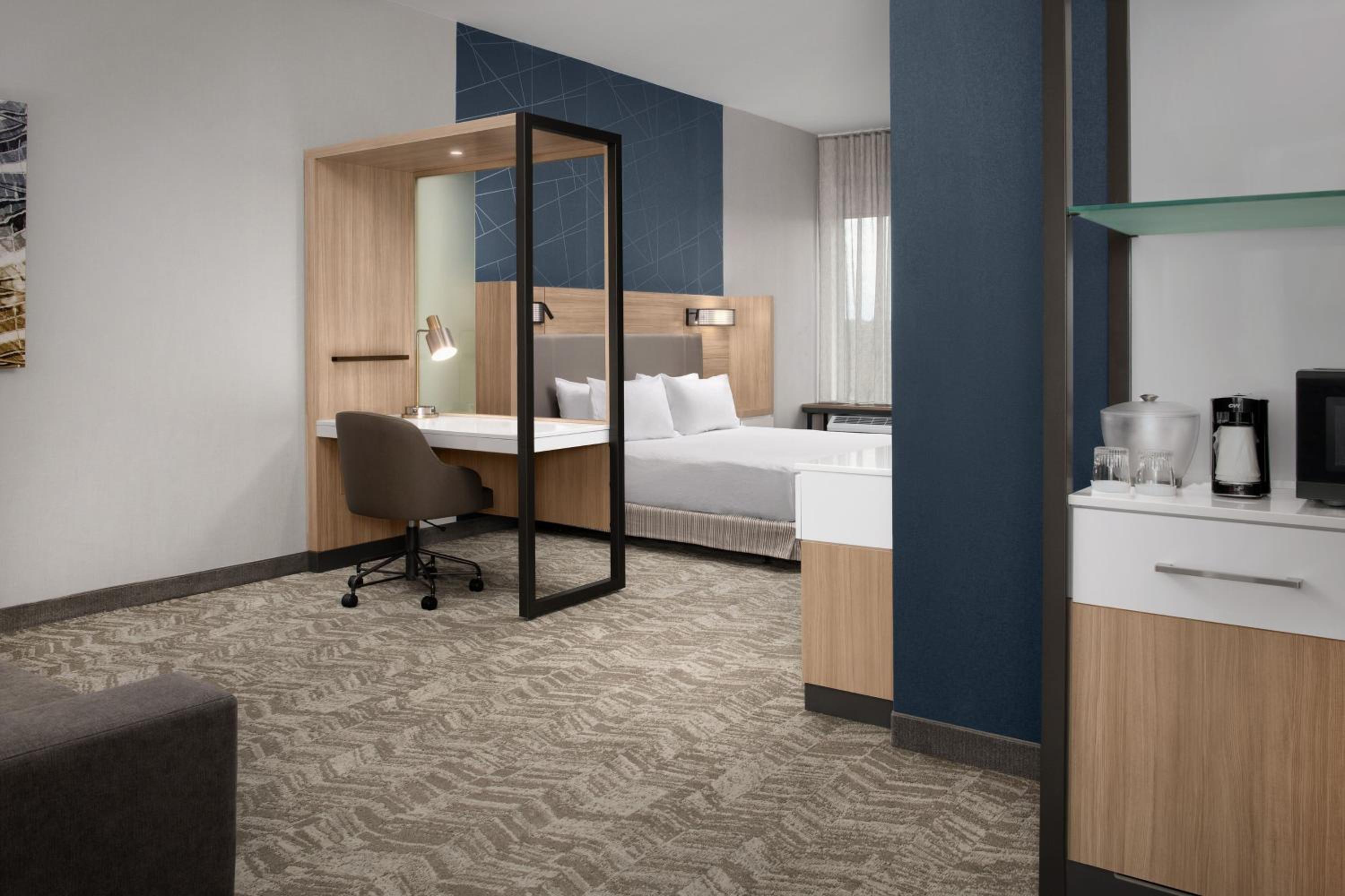 King Suite with Trundle Bed - Photo 16