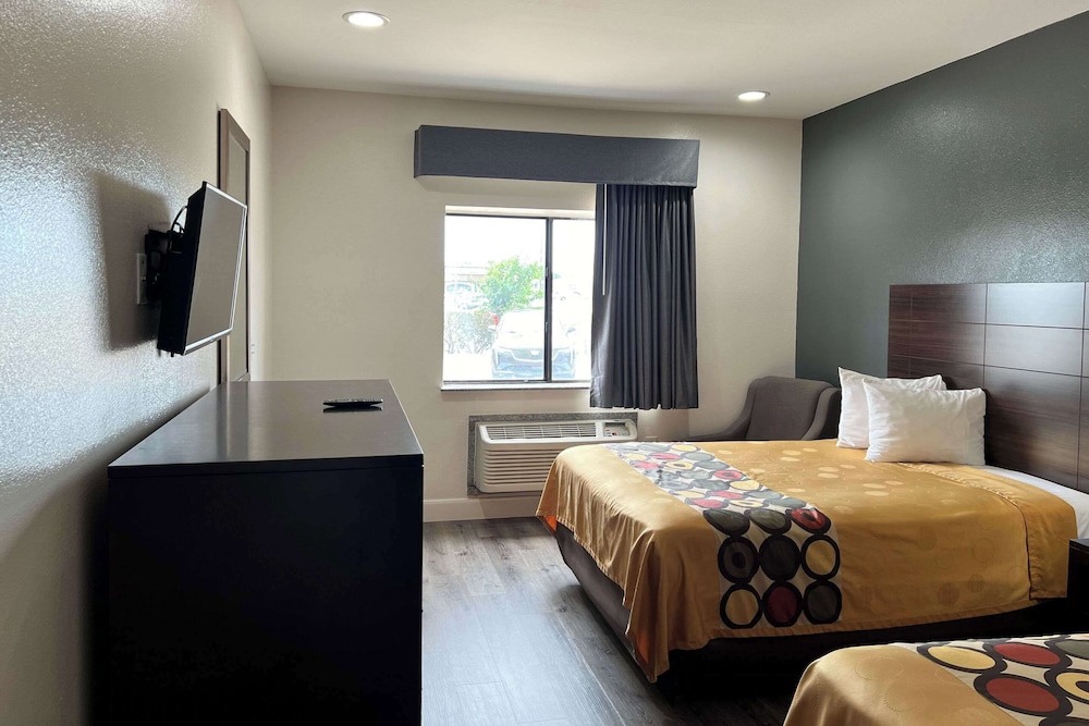 Standard Room, 2 Queen Beds, Non Smoking - Photo 1