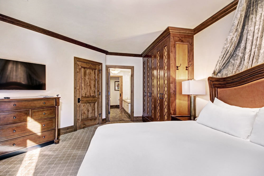 Suite, 1 King Bed (Arrabelle) - Photo 3