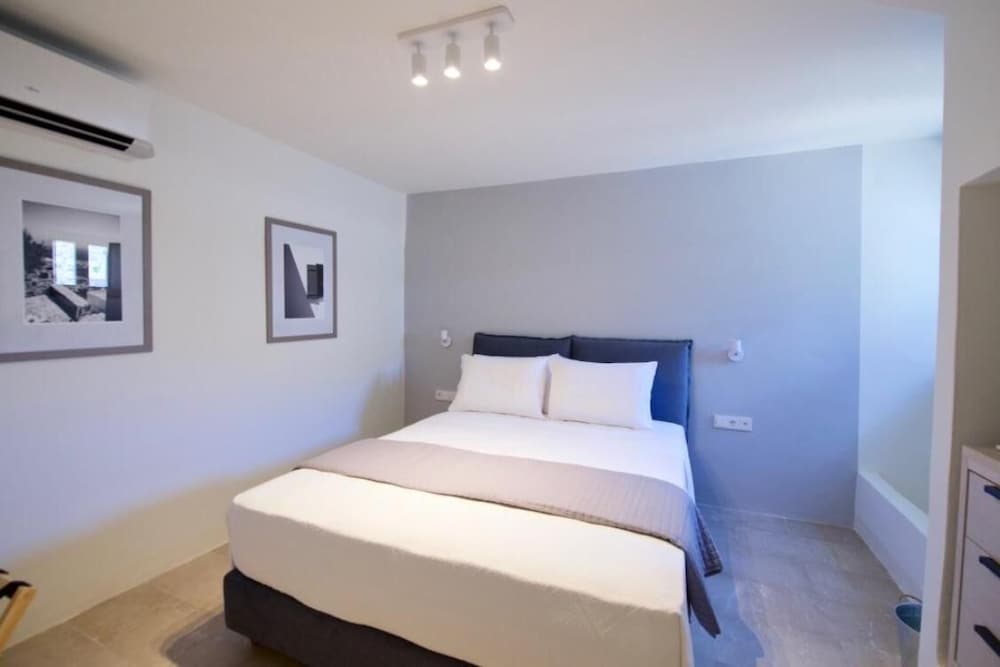Two Bedroom Beachfront Family Maisonette photo 1