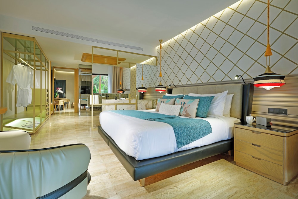 Suite Jacuzzi Terrace Poolside