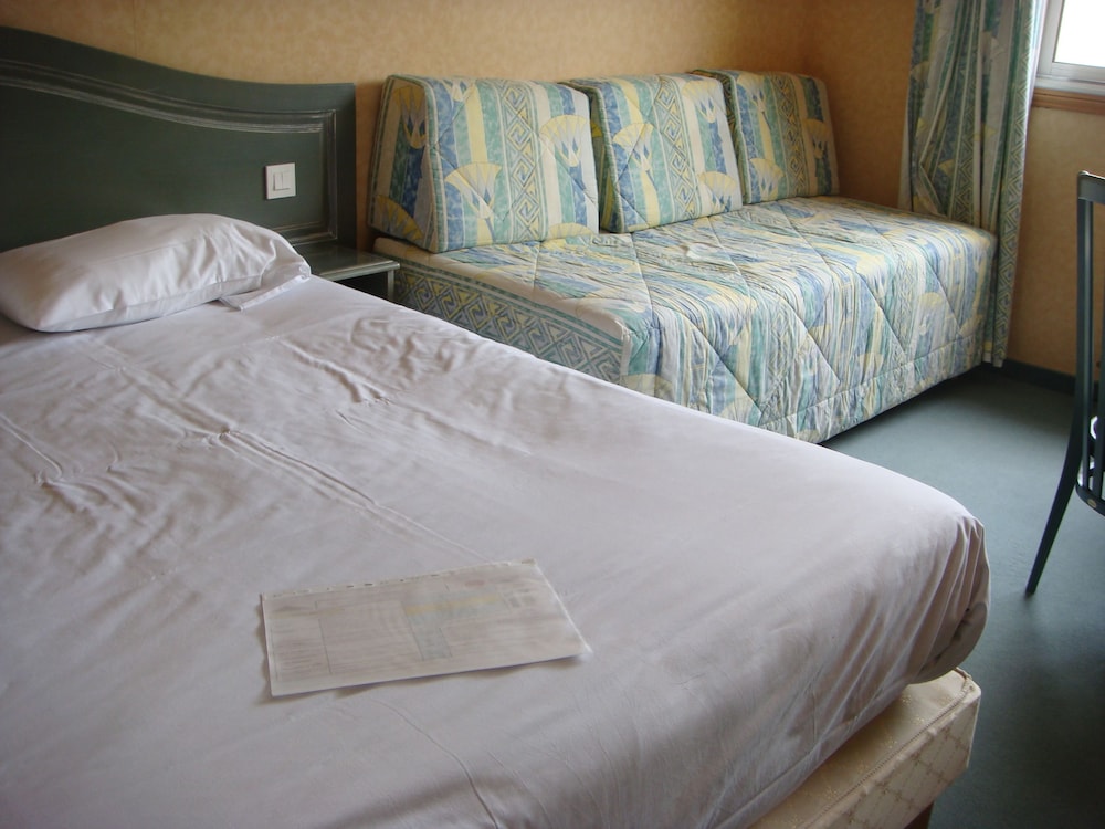 Comfort Room, Refrigerator & Microwave photo 3