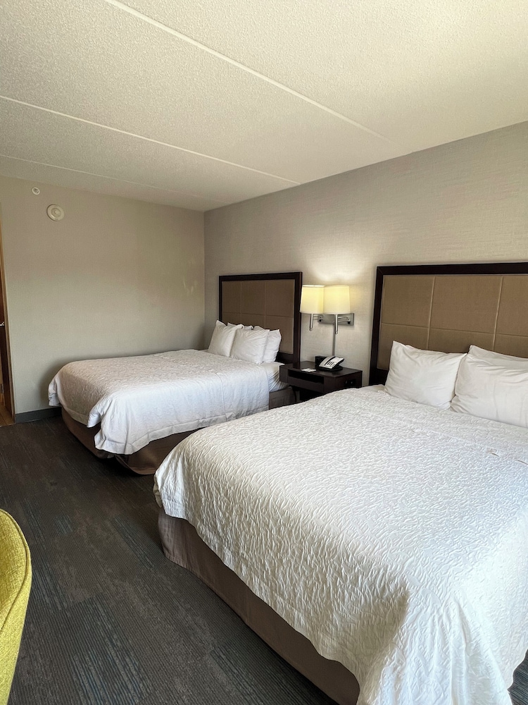 Room, 2 Queen Beds, Accessible, Bathtub photo 3